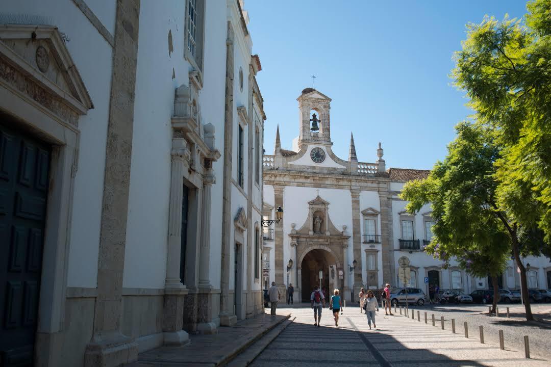 Arch to the Old Town district of Faro