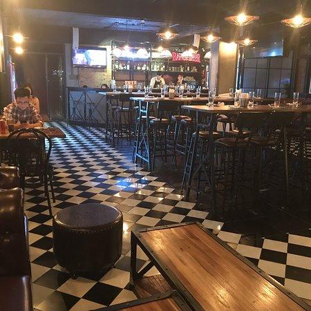 O Lounge, Bistro and Sport Bar