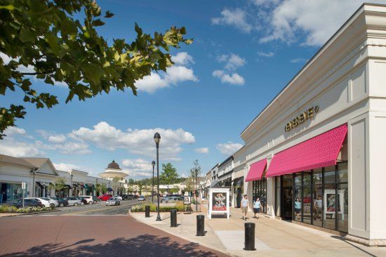 The Promenade Shops at Evergreen Walk