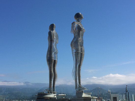 Ali & Nino Statue